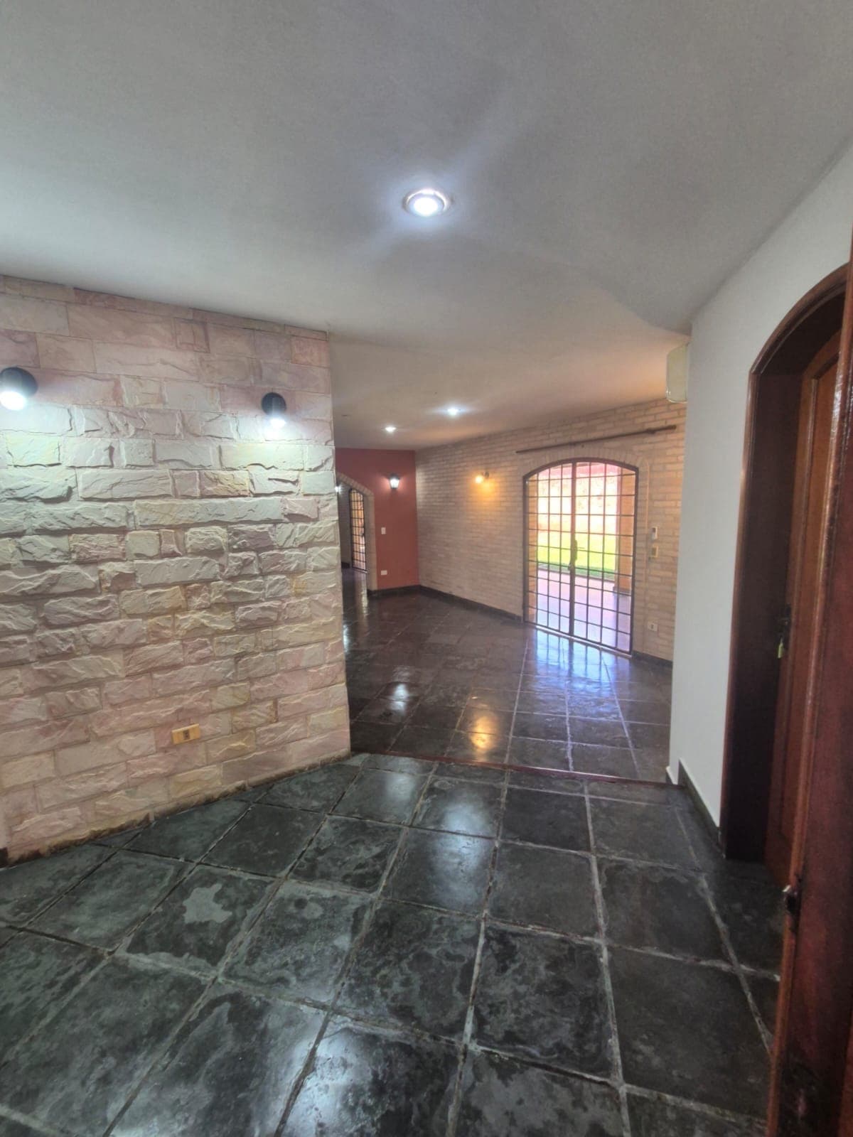Casa de 5 dormitorios en Lambaré, foto 2 de 6