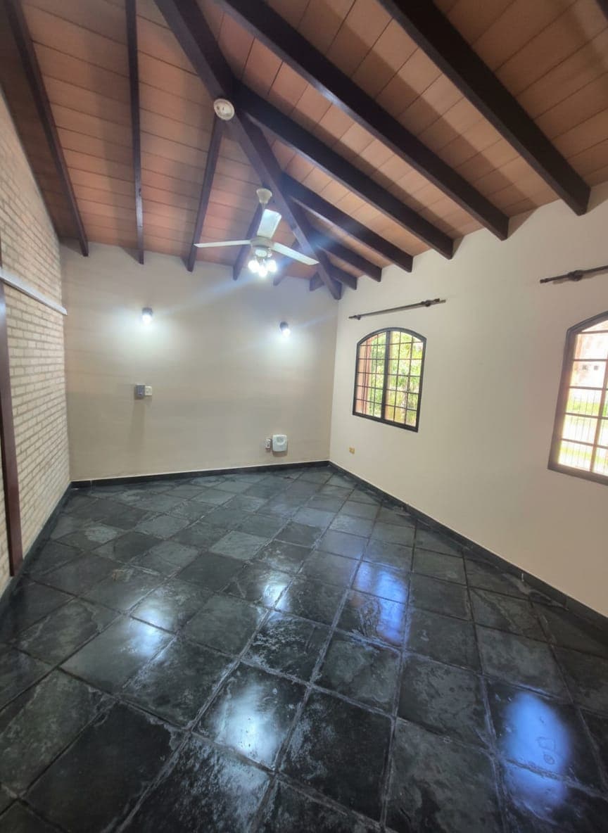 Casa de 5 dormitorios en Lambaré, foto 4 de 6