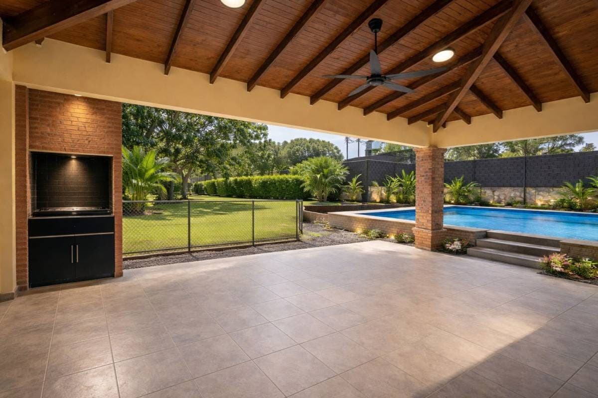 Casa de 4 dormitorios en Luque, foto 2 de 6